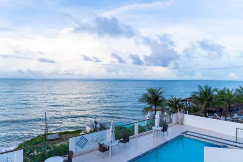 考卡亚La Suite Praia Hotel的从度假村的阳台上可欣赏到海景