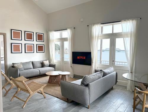 巴拿马城AmazINN Places Casa del Mar的客厅配有两张沙发和一台电视机