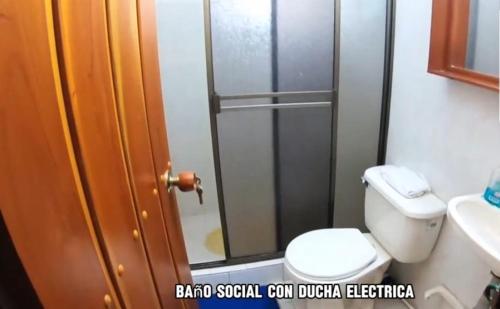 SutamarchánFinca Hotel的一间带卫生间和玻璃淋浴间的浴室