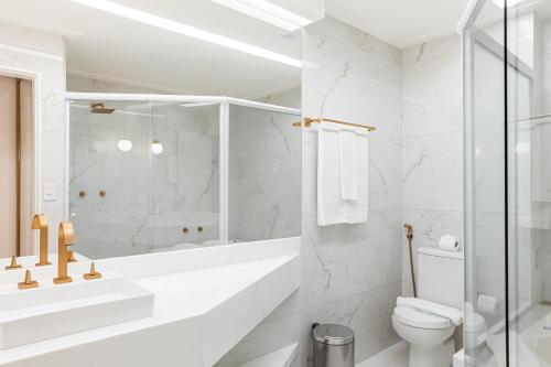 圣路易斯圣路易斯布里撒马尔酒店及SPA的带淋浴和卫生间的白色浴室