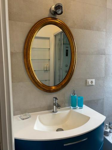 斯培西亚Camilla home的一间带水槽和镜子的浴室