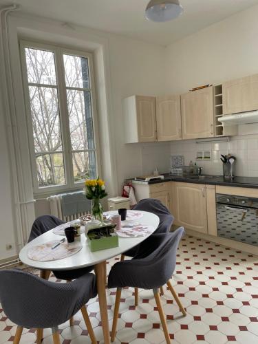 阿勒瓦尔Appartement 1er étage Villa Isabelle的厨房配有桌椅和桌子。
