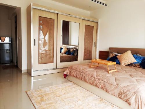 达喀尔Chambres meublées Avenue Cheikh Anta Diop的一间卧室配有一张木桌和一张床铺。