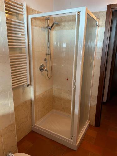DorioCasa del Sole的浴室里设有玻璃门淋浴
