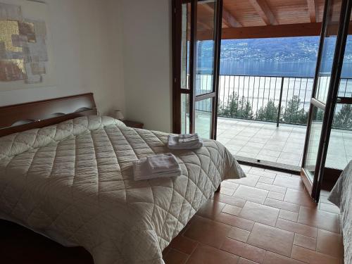 DorioCasa del Sole的一间卧室配有一张床,享有海景