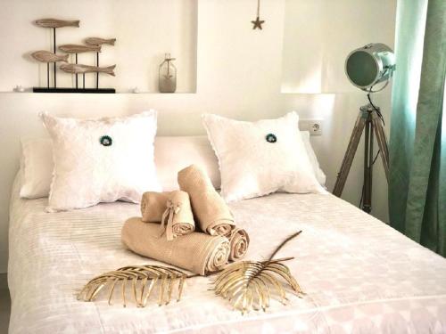 洛斯克里斯蒂亚诺斯Luxury Bahia Sea Views By Deihu Experiences的一张带两条毛巾和两个枕头的床
