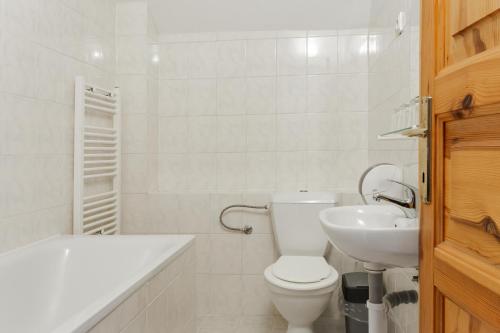 塔特兰斯卡科特利纳Penzion Koliba的白色的浴室设有卫生间和水槽。