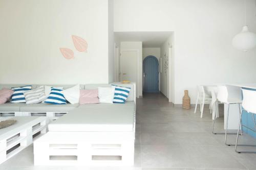 珀彻斯A Casa da Porta Azul的白色的客厅配有沙发和桌子