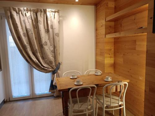 阿帕里卡CHALET GIOVANNI的一间带木桌和椅子的用餐室