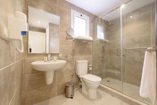 塞得港Marom Port Said Resort的浴室配有卫生间、盥洗盆和淋浴。
