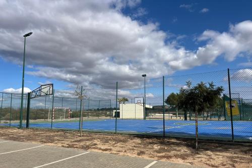CorveraCasa Cristina, Corvera的一个带围栏和篮球架的网球场