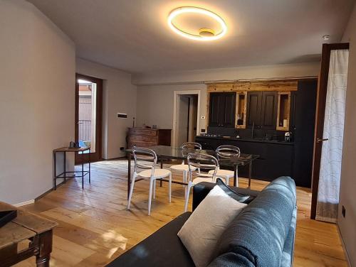 GhevioMila Apart的客厅配有沙发和桌子