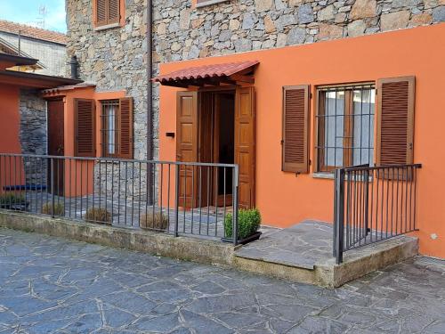GhevioMila Apart的一座橙色房子,前面有一个门