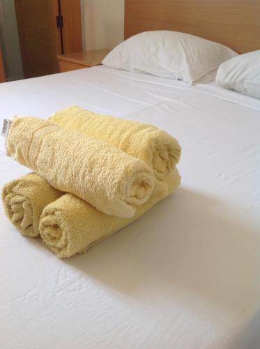 圣保罗湾城EasyRoom的床上的毛巾