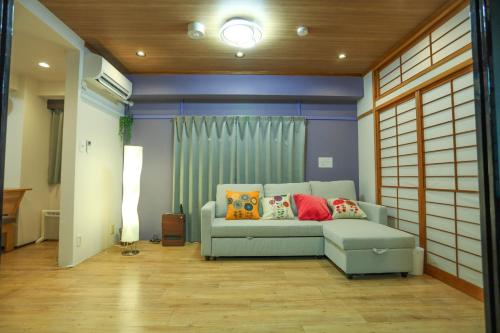 名古屋Fushimi Yokkusu Building 10F - Vacation STAY 16301的客厅配有带枕头的沙发