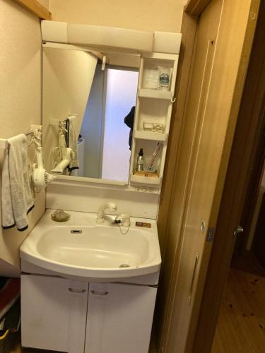 EchizenMinshuku Miyoshi - Vacation STAY 14454v的一间带水槽和镜子的浴室