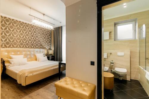 基希讷乌周末精品酒店 的一间酒店客房 - 带一张床和一间浴室