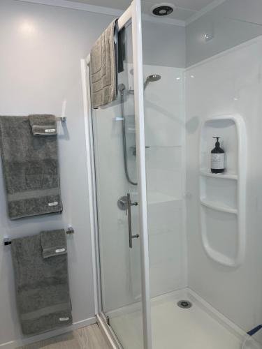 罗托鲁瓦Rotorua Central Hosted B&B的浴室里设有玻璃门淋浴