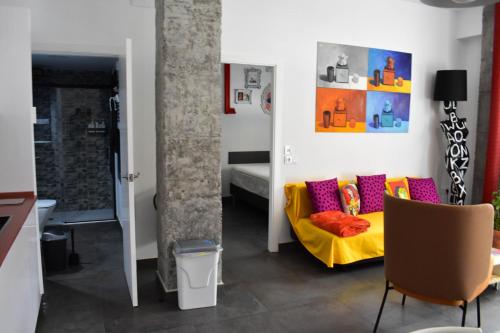 塞维利亚Sevilla Urban Flat的客厅配有黄色的沙发和床。