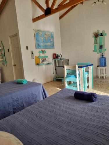 维库尼亚Estudio Los Mosaicos的一间卧室配有两张床和一张蓝色椅子