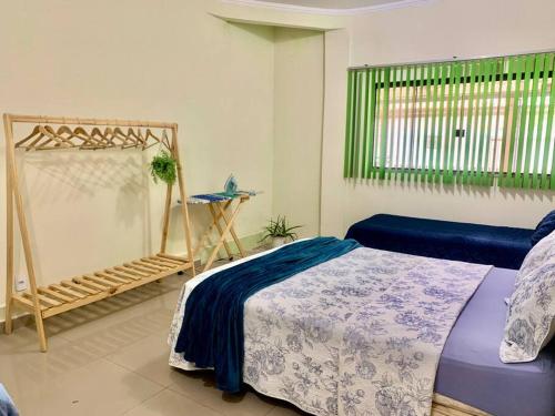 巴西利亚Melhor valor de Brasília próximo ao Aeroporto e Plano的一间卧室设有一张床、一个窗口和一张桌子