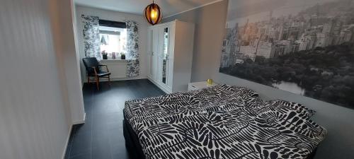 哈诺桑德Centralt hus的卧室设有黑白床和窗户。