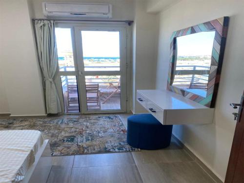 赫尔格达Princess Resort的一间卧室配有一张书桌,享有阳台的景色