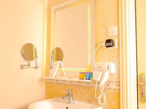 麦地那Abraj Alarab Residences的一间带镜子和水槽的浴室
