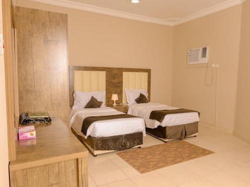麦地那Abraj Alarab Residences的酒店客房,卧室内设有两张床