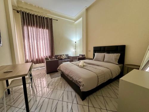 卡萨布兰卡Casablanca Central Suites - Casa Port的一间卧室配有一张床,客厅配有桌子