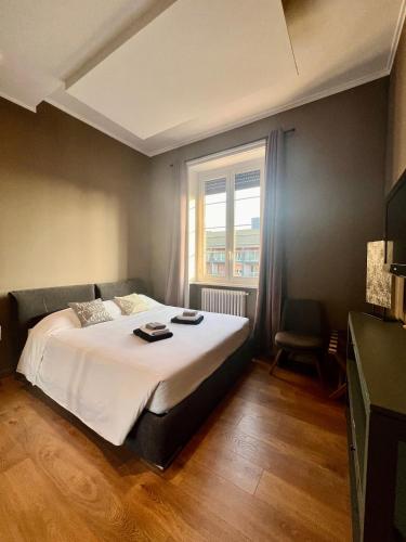米兰NEW LUXURY STUNNING BILO APARTMENT IN THE HEART OF MILAN MOSCOVA的一间卧室设有一张大床和一个窗户。