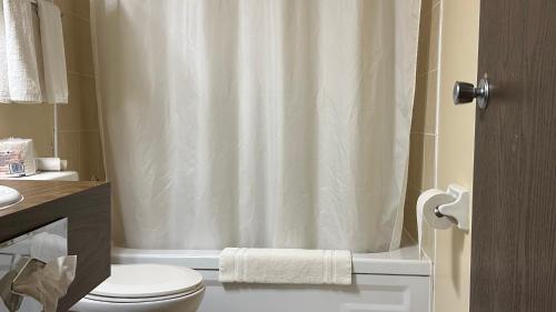 拉科姆拉克姆汽车旅馆的带淋浴帘和卫生间的浴室