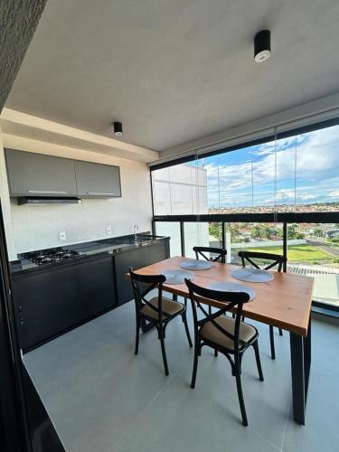 马里利亚Studio 905的厨房配有木桌、椅子和大窗户。