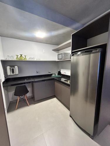 马里利亚Studio 905的小厨房配有不锈钢冰箱