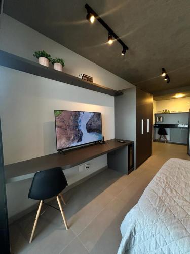马里利亚Studio 905的一间卧室配有一张床,墙上配有电视