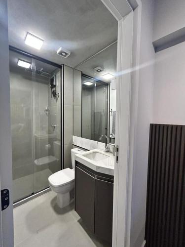 马里利亚Studio 905的浴室配有卫生间、盥洗盆和淋浴。