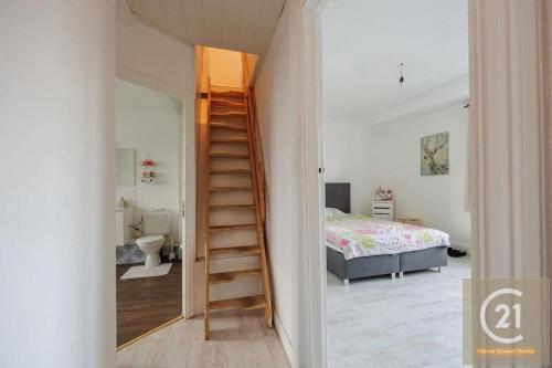 扎芬特姆appartement charmant à Zaventem的一间设有楼梯的客房,通往一间卧室