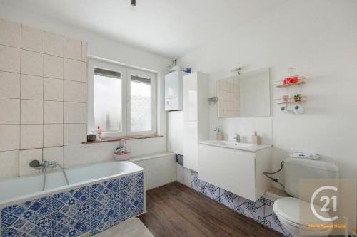 扎芬特姆appartement charmant à Zaventem的带浴缸、卫生间和盥洗盆的浴室