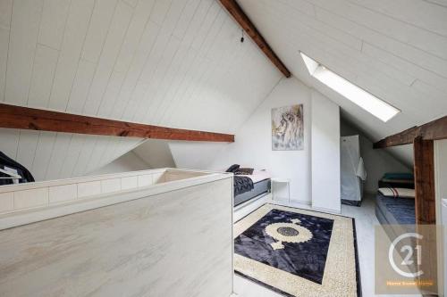 扎芬特姆appartement charmant à Zaventem的阁楼间设有白色天花板和地毯。