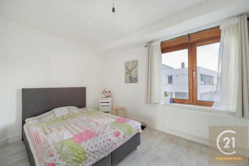 扎芬特姆appartement charmant à Zaventem的白色的卧室设有床和窗户