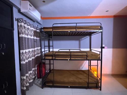 达卡zooFamily的一间客房内配有两张双层床的房间