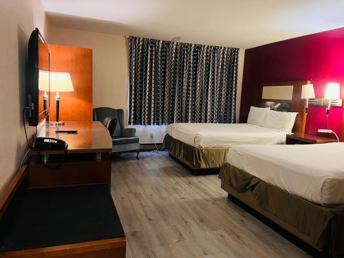 艾恩芒廷Mountain Inn的酒店客房配有两张床和一张书桌