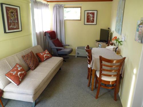 哈夫洛克丽吉塔民宿的客厅配有沙发和桌子