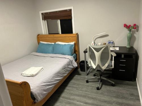 基奇纳Cozy room D的一间卧室配有一张带桌子和椅子的床
