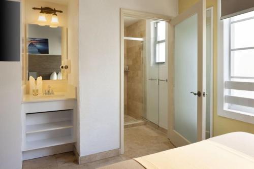 迈阿密海滩海洋五号酒店的一间带水槽和淋浴的浴室