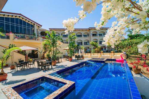 公主港Hotel Palacio Puerto Princesa的享有酒店外景,设有游泳池