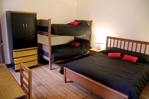 圣地亚哥Hostal Irreal的一间卧室设有两张双层床和一张桌子