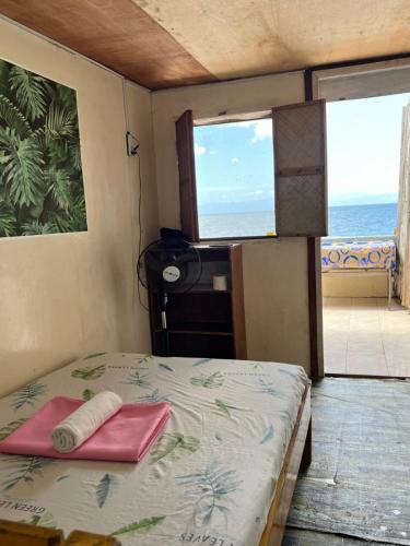 莫阿尔博阿Pescador View - Beach Resort & Restaurant的一间卧室设有一张床,享有海景