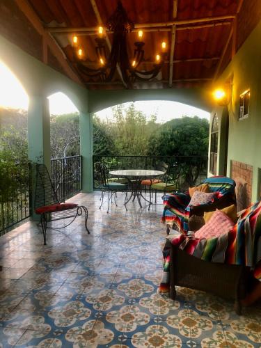 El LimónThe Traveler Palm B and B的客房设有带桌椅的阳台。