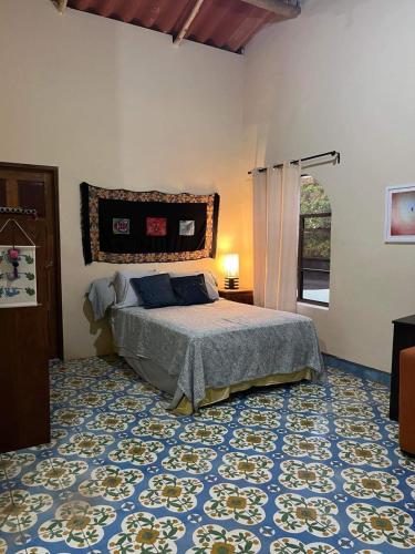 El LimónThe Traveler Palm B and B的一间卧室配有一张床和蓝色地毯